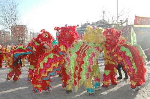 酒泉市2011年元宵節(jié)社火匯演期間，部分社火隊來公司拜年