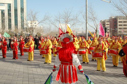 酒泉市2011年元宵節(jié)社火匯演期間，部分社火隊來公司拜年