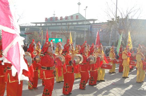 酒泉市2011年元宵節(jié)社火匯演期間，部分社火隊來公司拜年